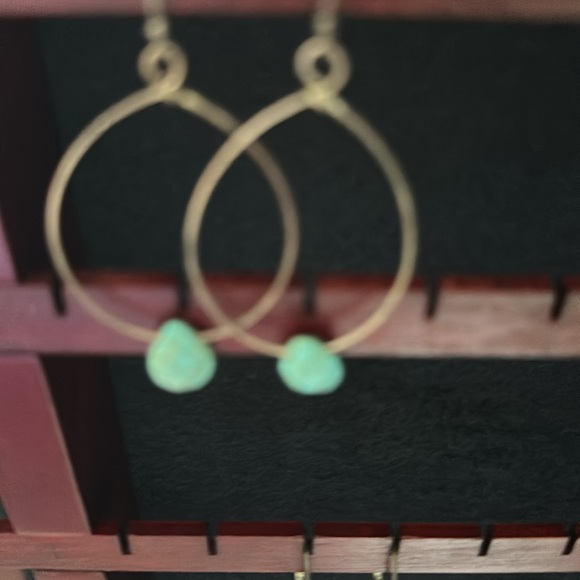 Elegant Green and Gold Earrings - Picture 2 of 7